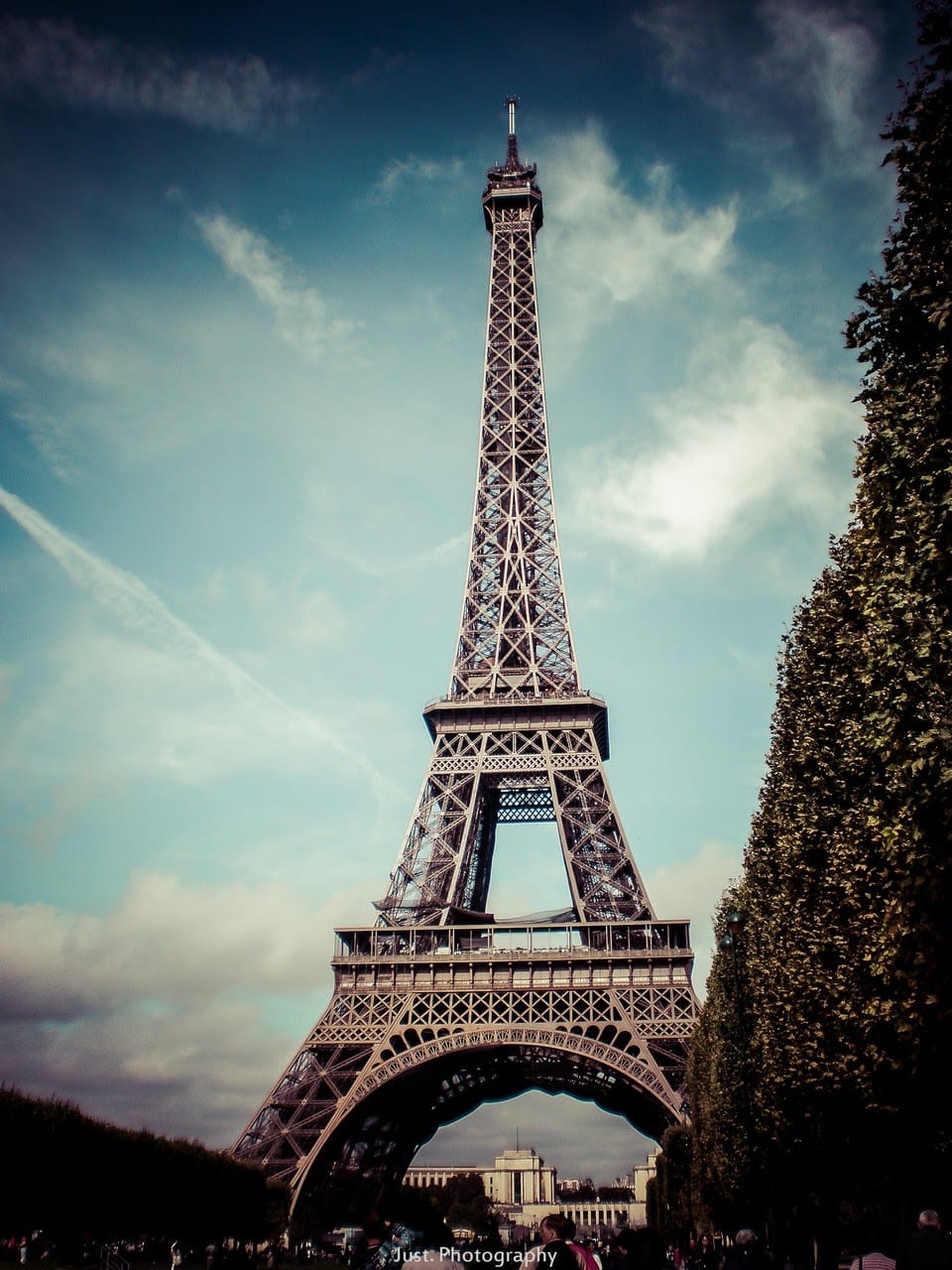 justine-ng_eiffel-tower-paris-_zkvlqg1