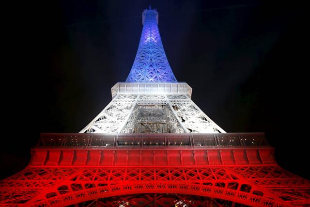 attentats-paris.le-drapeau-francais-reprend-des-couleurs_1