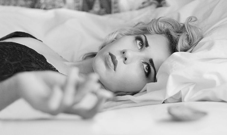 photographie femme noir et blanc sensuelle