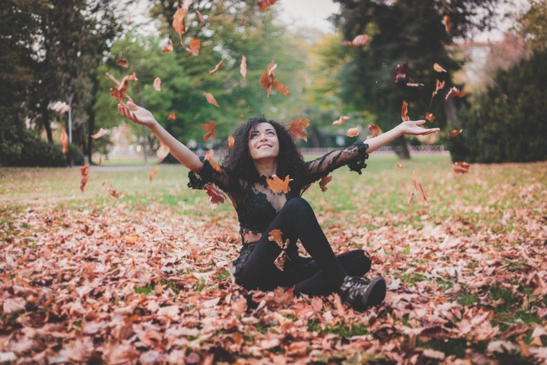 wallpaper et fonds d'écran femme nature feuilles