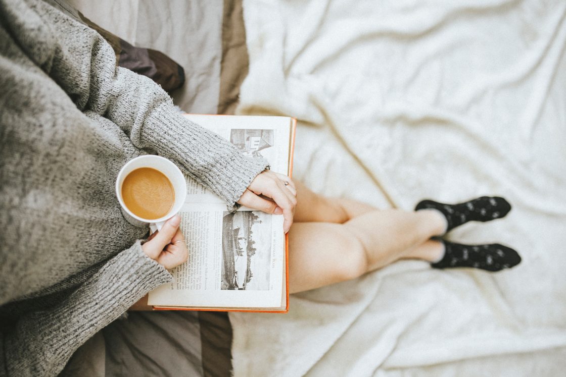 photographie femme lecture café