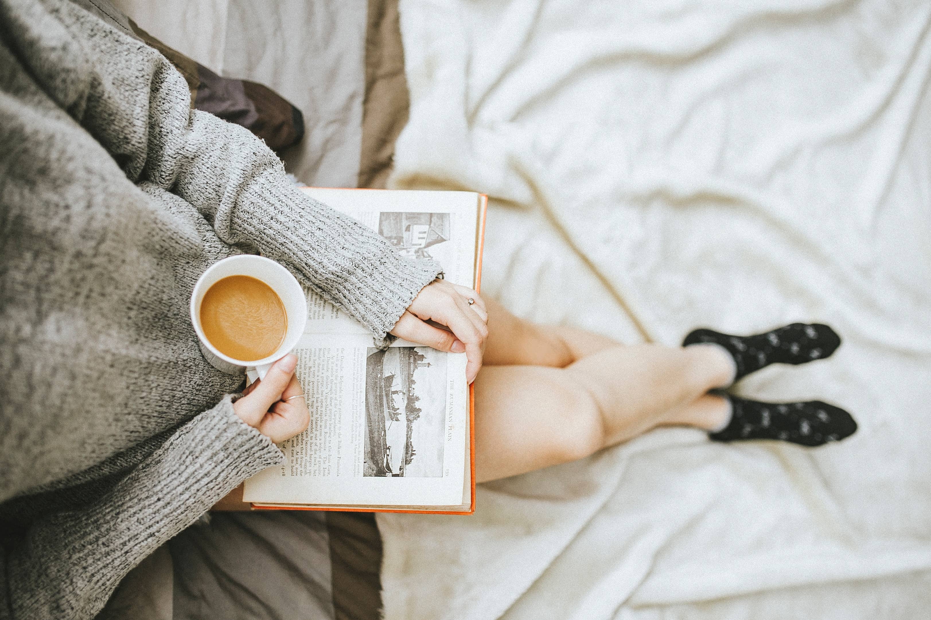 photographie femme lecture café
