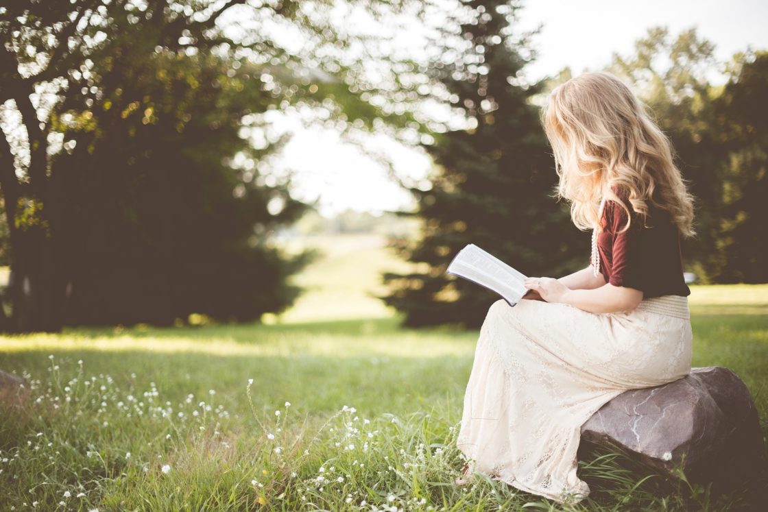 photographie femme lecture nature