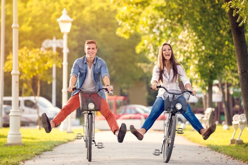 photographie couple vélo heureux joyeux