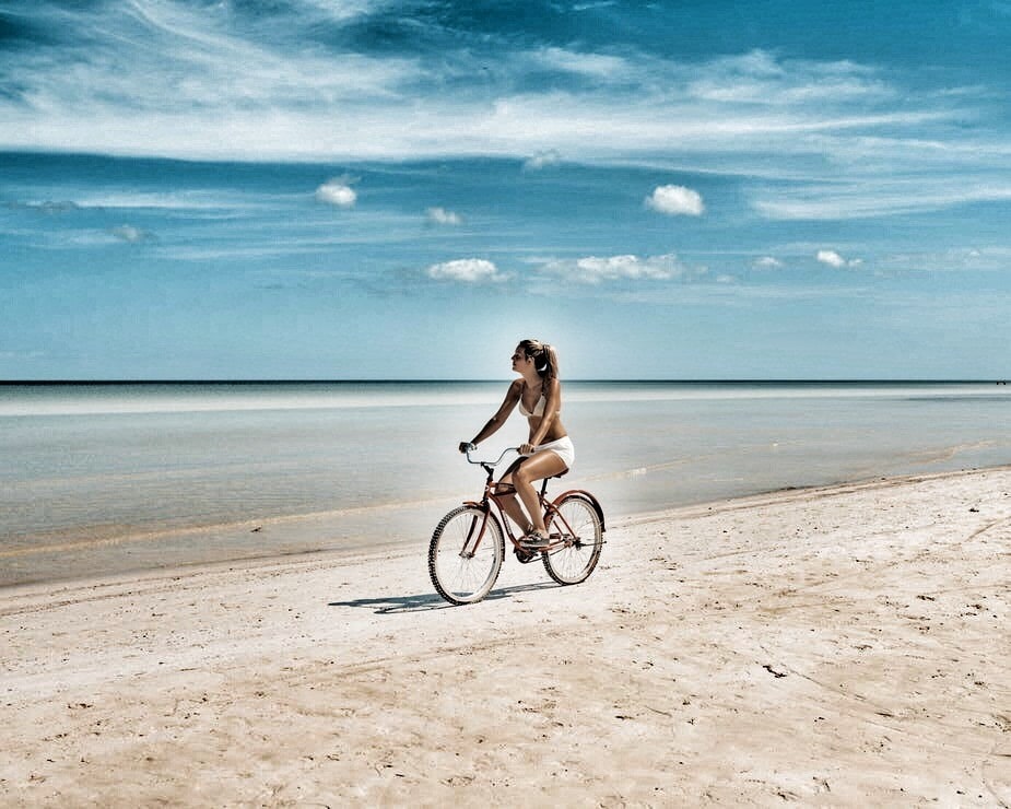 photographie femme plage vacances vélo