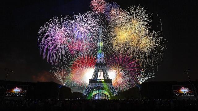 wallpaper et fond d'écran Paris feu d'artifice fêtes pays