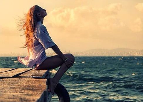 photographie femme zen méditation yoga joie heureux