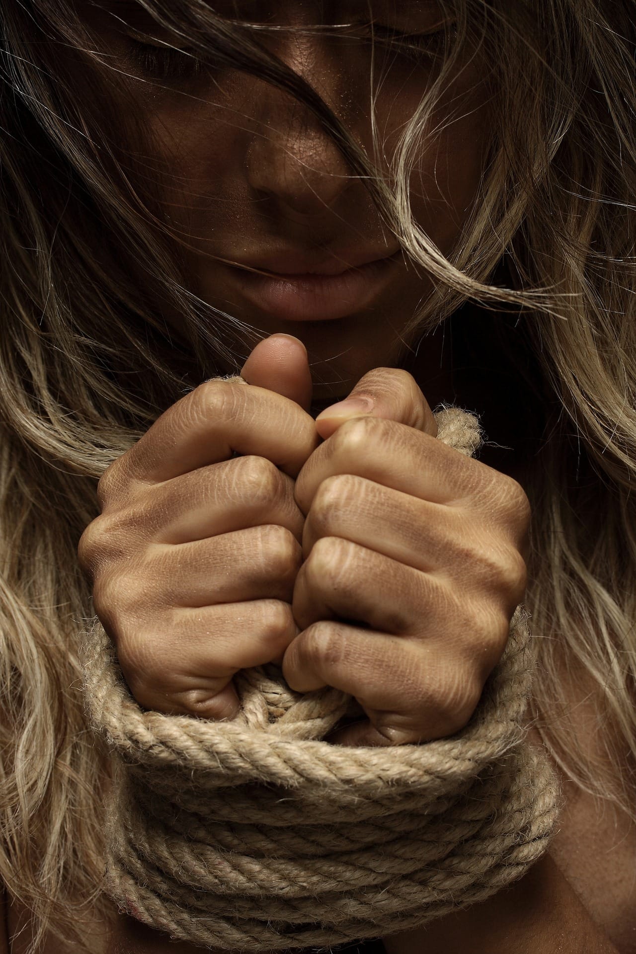 photographie femme main corde violences