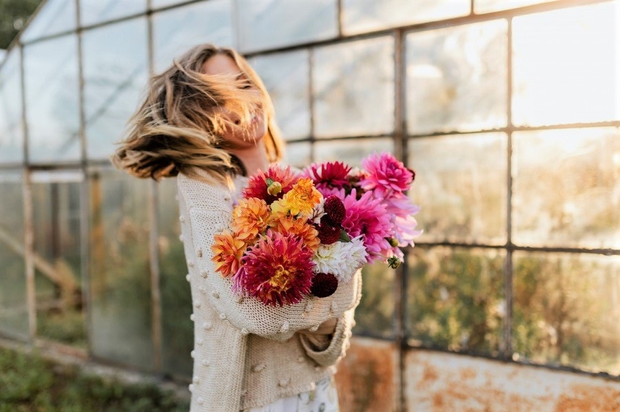 photographie femme fleurs gratitude joie heureux