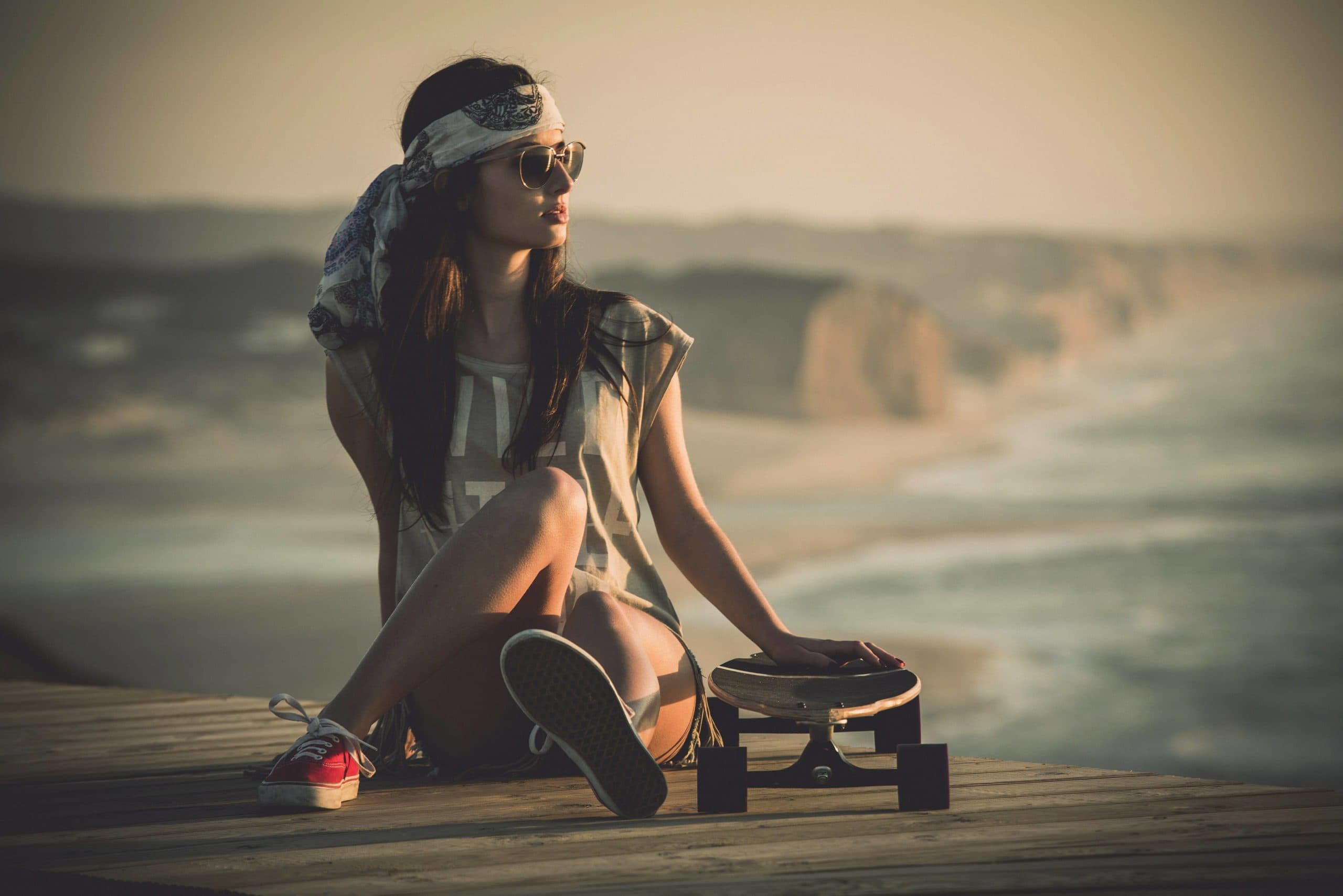 wallpaper et fond d'écran femme skateboard pause repos paysage plage