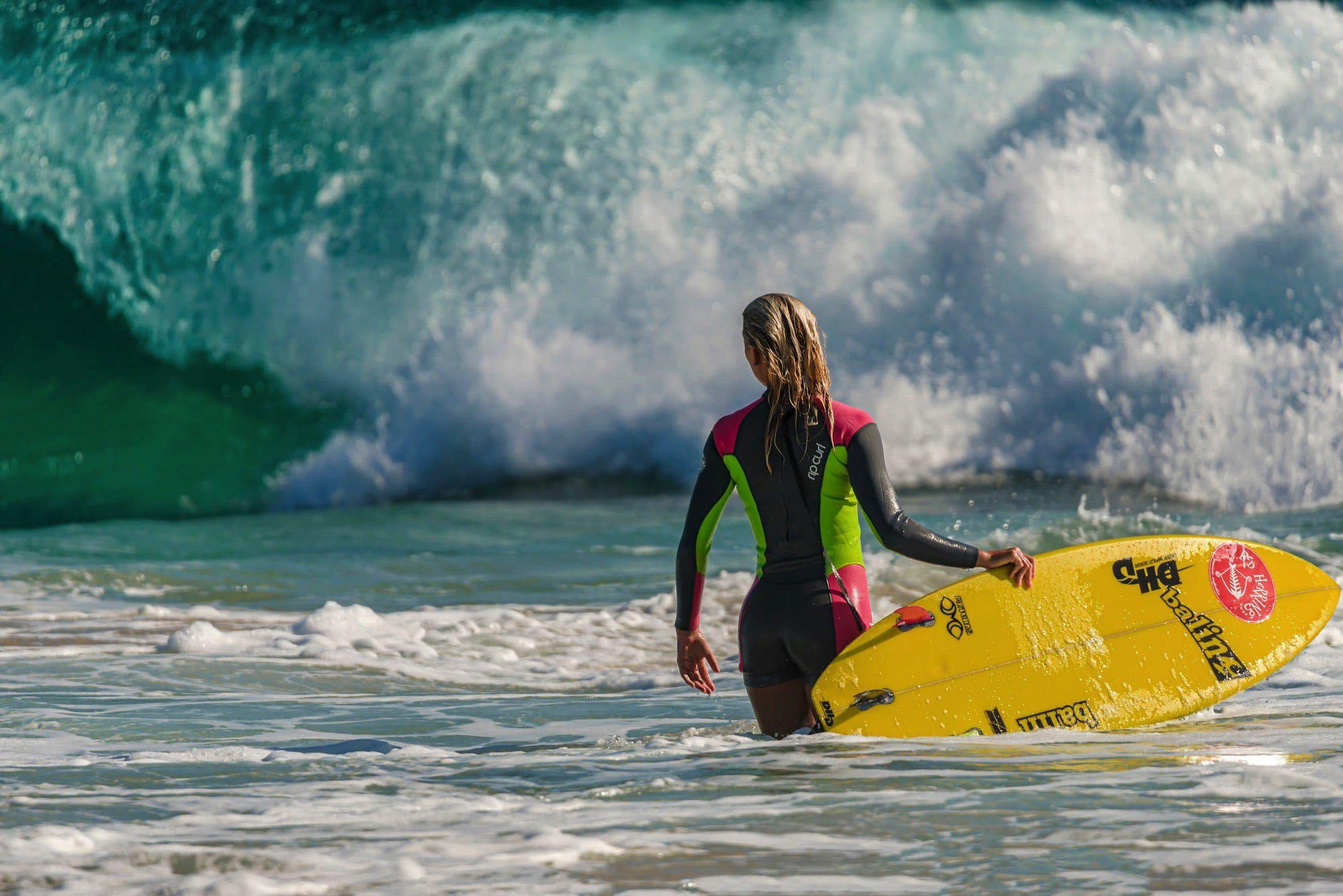 wallpapr et fond d'écran surfeur surf femme eau sport sportif