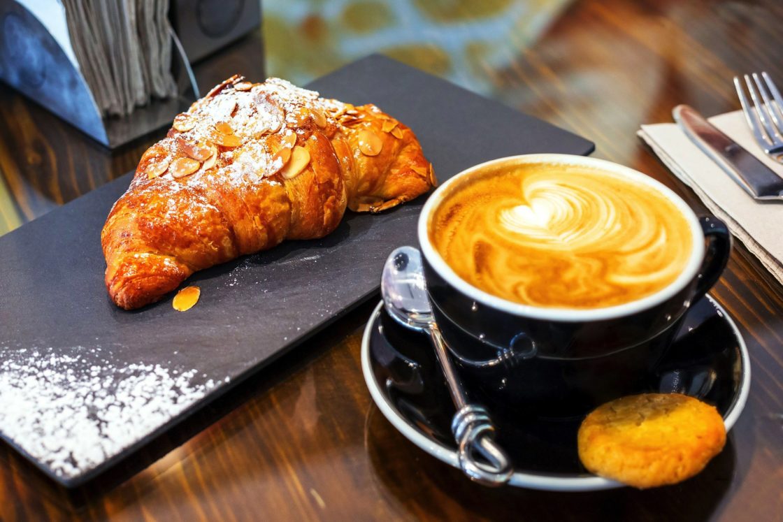 wallpaper et fond d'écran café croissants nourriture food déjeuner repas