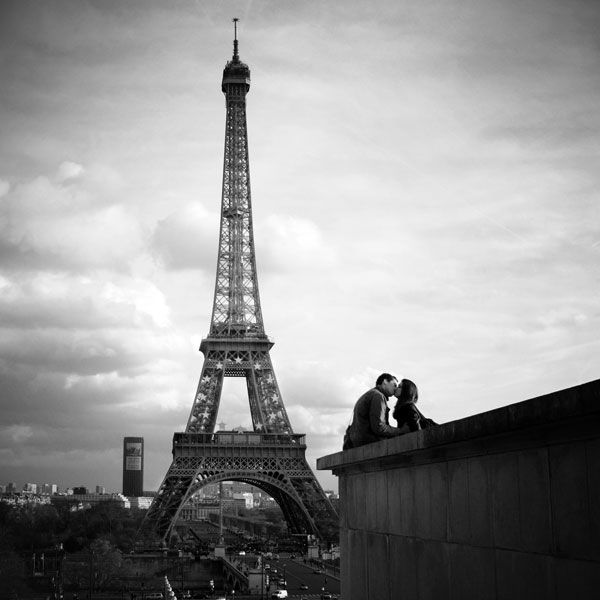 photographie Paris noir et blanc Tour Eiffel France couple amoureux