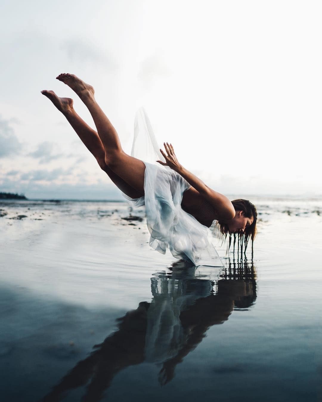 photo artiste photographe Christopher James femme nature lévitation art