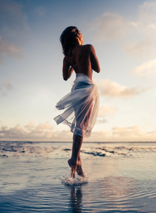 photo artiste photographe Christopher James femme nature lévitation art