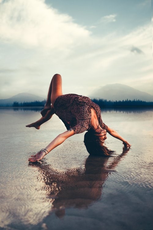 photo artiste photographe Christopher James femme nature lévitation art