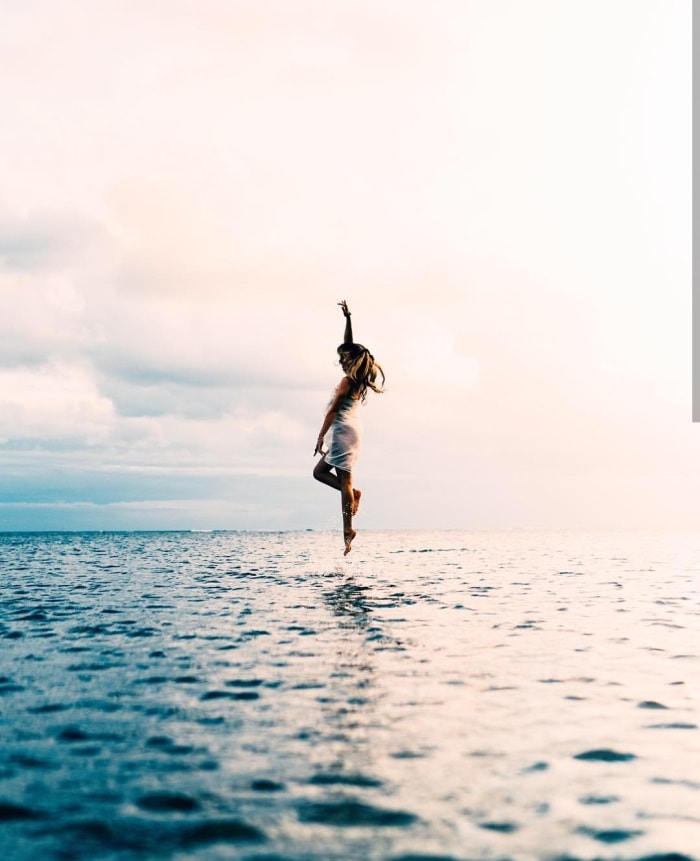 photo artiste photographe Christopher James femme nature lévitation art