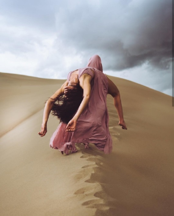 photo artiste photographe Christopher James femme nature lévitation art