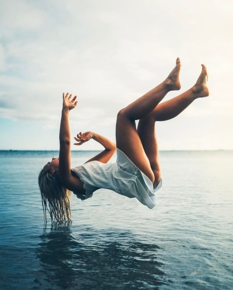 photo artiste photographe Christopher James femme nature lévitation art