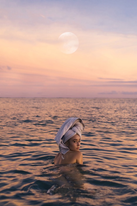 photo artiste photographe Christopher James femme nature lévitation art