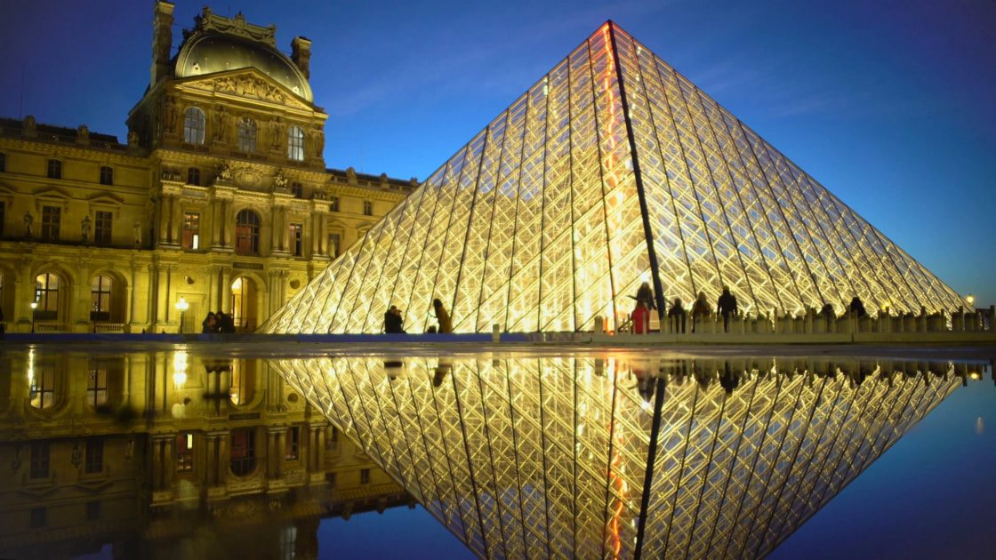 wallpaper et fond d'écran Musée du Louvre Paris monument paysage France Pyramide voyage travel tourisme