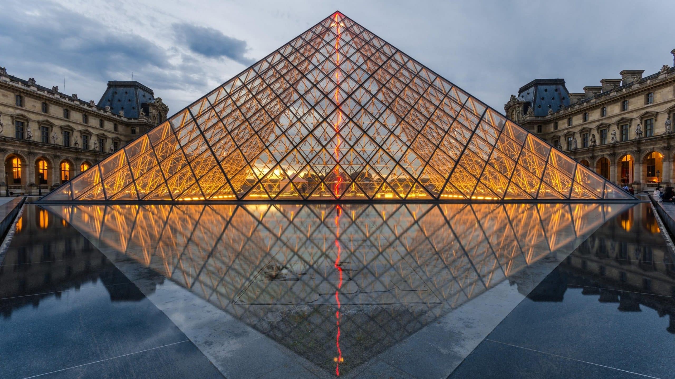 wallpaper et fond d'écran Musée du Louvre Paris monument paysage France Pyramide voyage travel tourisme