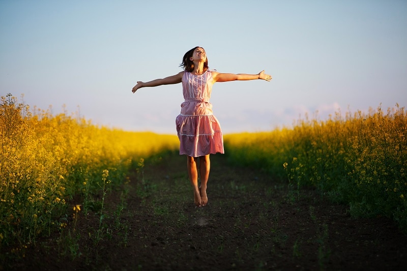 photo femme nature optimiste bonheur vie développement personnel bien être heureux positif