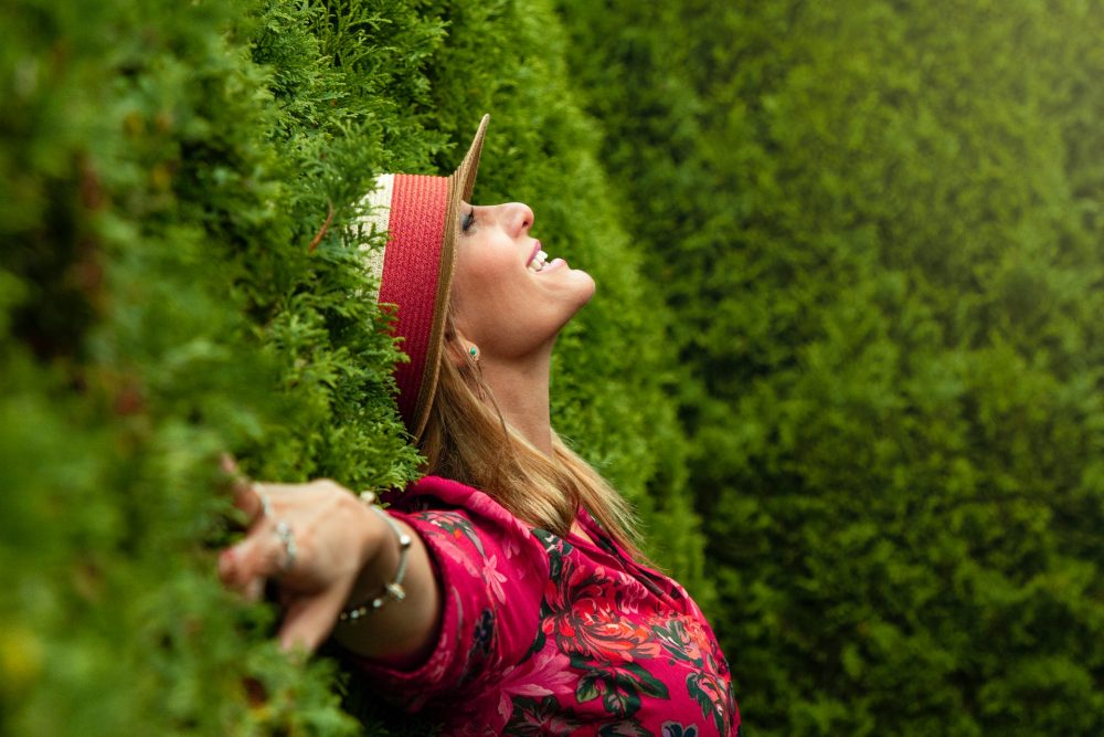 photo femme nature optimiste bonheur vie développement personnel bien être heureux positif