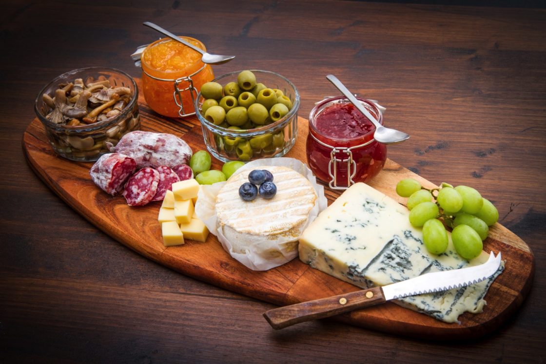 wallpaper et fond d'écran fromages cheeses nourriture aliment food cuisine saucisson France Français gastronomie olives