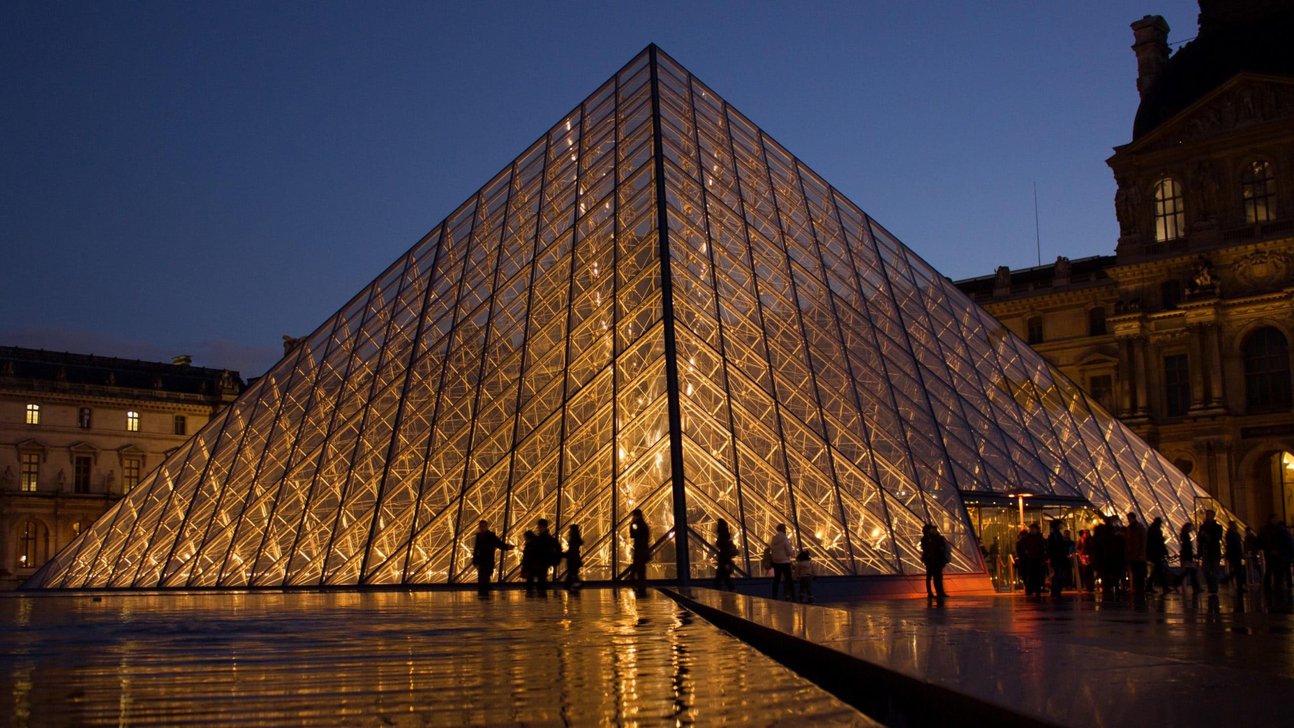 wallpaper et fond d'écran Pyramide du Louvre Paris monument Pyramid of Louvre paysage ville city France voyage travel tourisme tourist photo photographie