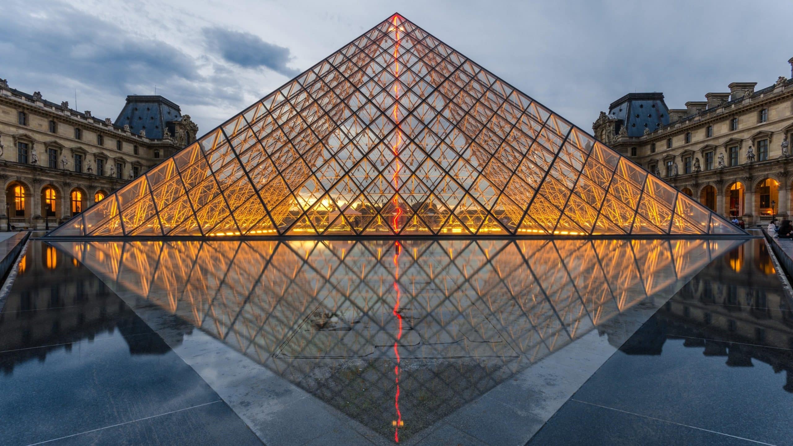 wallpaper et fond d'écran Pyramide du Louvre Paris monument Pyramid of Louvre paysage ville city France voyage travel tourisme tourist photo photographie