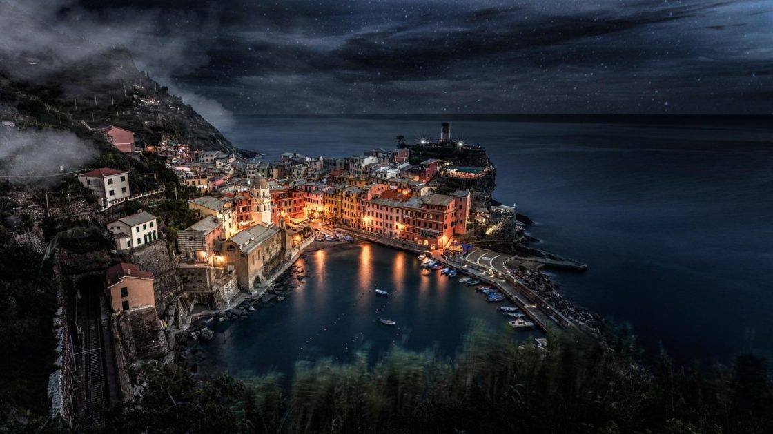 wallpaper et fond d'écran Vernazza Italie Italy paysage nature mer ville city nuit night voyage travel Italien tourisme tourist photo photographie