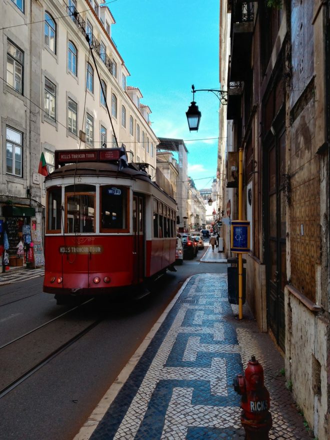 wallpaper et fond d'écran Tramway Portugal Tram train transport ville pays paysage city voyage travel tourisme photo photographie