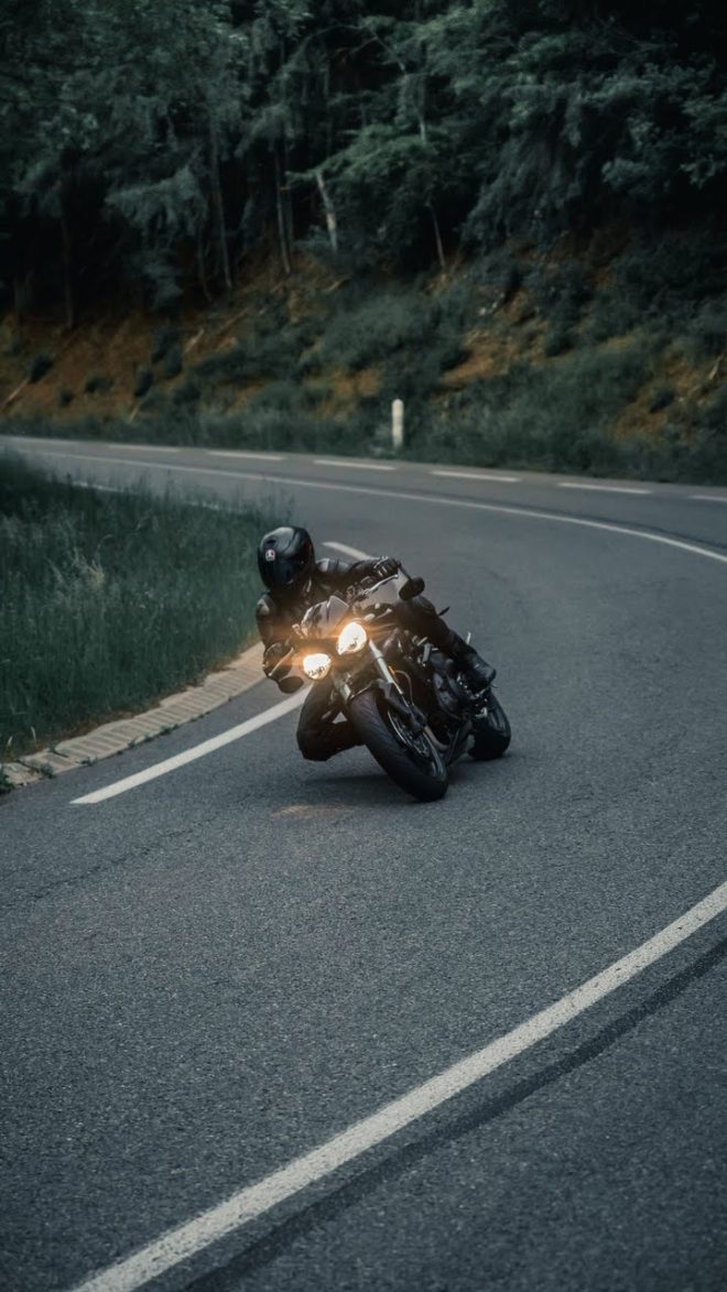 wallpaper et fond d'écran motos motard biker motorbike transport vitesse véhicule engin homme man photo photographie photography