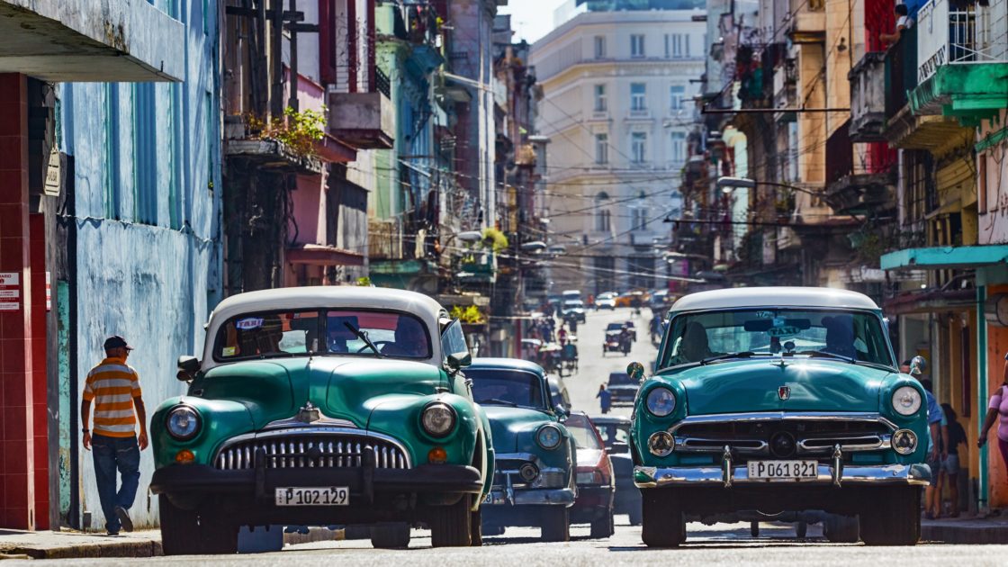 wallpaper et fond d'écran La Havane Cuba voitures cars Havana ville city rue street pays country mythique voyage travel tourisme tourist photo photographie photography