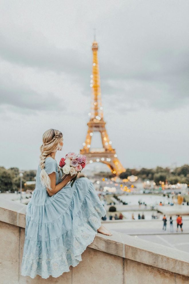 wallpaper et fond d'écran Paris Tour Eiffel Parisienne romantique femme woman paysage France ville city magnifique vue voyage travel tourisme tourist photo photographie photography