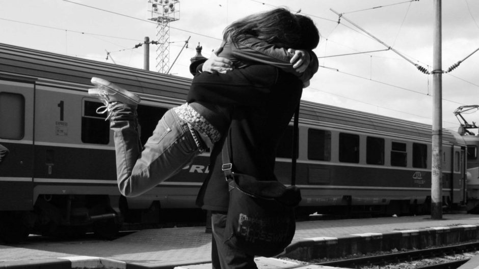 wallpaper et fond d'écran couple amoureux lovers love amour noir et blanc train retrouvaille belle beautiful photo photographie black and white photography