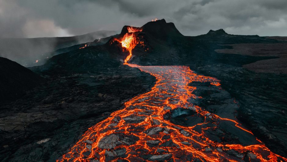 wallpaper et fond d'écran volcan Islande volcano Iceland montagne feu lave paysage nature pays voyage travel tourisme tourist photo photographie photography