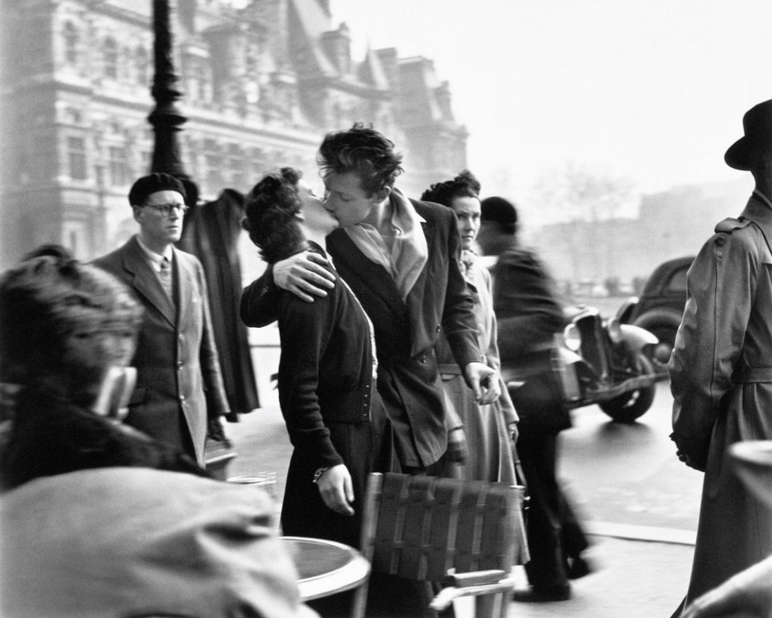 photo picture amour love couple Robert Doisneau célébrité baiser Paris noir et blanc black and white ville city photographe photographie photography