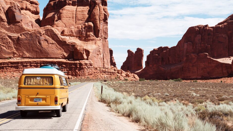 wallpaper et fond d'écran nature paysage landscape désert Amérique Utah Canyon Arches National Park voiture automobile America magnifique beau beautiful voyage travel tourisme tourist photo photographie photography