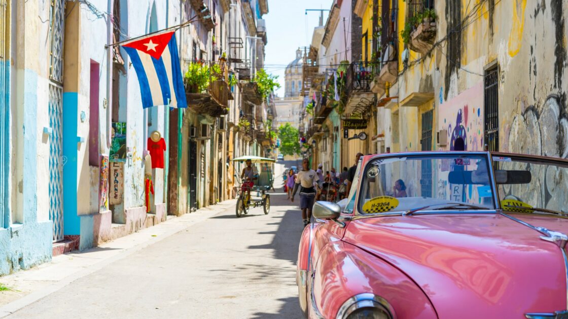 wallpaper et fond écran ville city pays paysage country Cuba La Havane Havana car mythique voiture automobile magnifique voyage travel tourisme tourist photo picture photographie photography