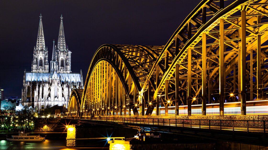 wallpaper et fond d'écran Cologne Cathédrale Allemagne Germany ville city pays paysage landscape nature beau beautiful magnifique pont bridge lumière colors voyage travel tourisme tourist picture photo photographie photography