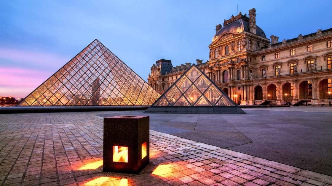 wallpaper et fond d'écran Musée Le Louvre Paris Museum France monument ville city paysage magnifique beau beautiful pyramide du Louvre Français patrimoine culturel voyage travel tourisme tourist photo picture photographie photography