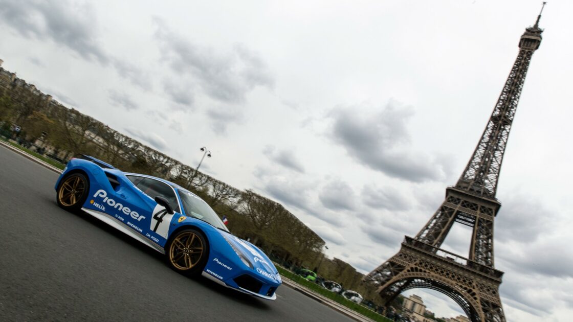 wallpaper et fond d'écran car voiture Tour Eiffel Paris Eiffel Tower Ferrari automobile véhicule ville city pays paysage France Français monument voyage travel tourisme tourist picture photo photographie photography