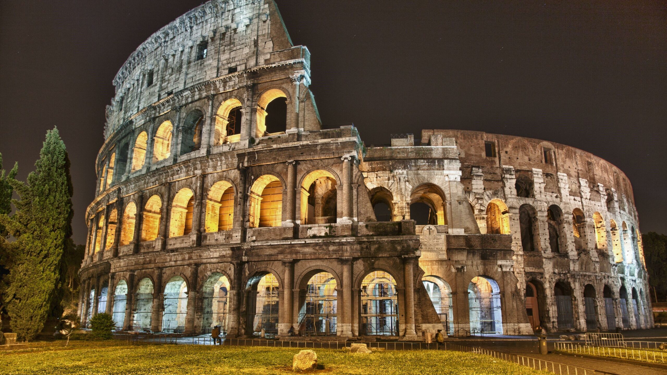 wallpaper et fond écran ville city Rome Italie Italy pays country paysage monument beau beautiful magnifique nuit night colisée Colosseum histoire voyage travel tourisme tourist picture photo photographie photography