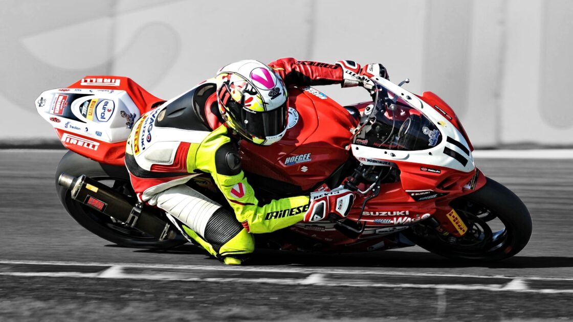wallpaper et fond écran moto motard homme man motorbike motorcycle courses Rallye motos véhicule transport vitesse bolide compétition picture photo photographie photography