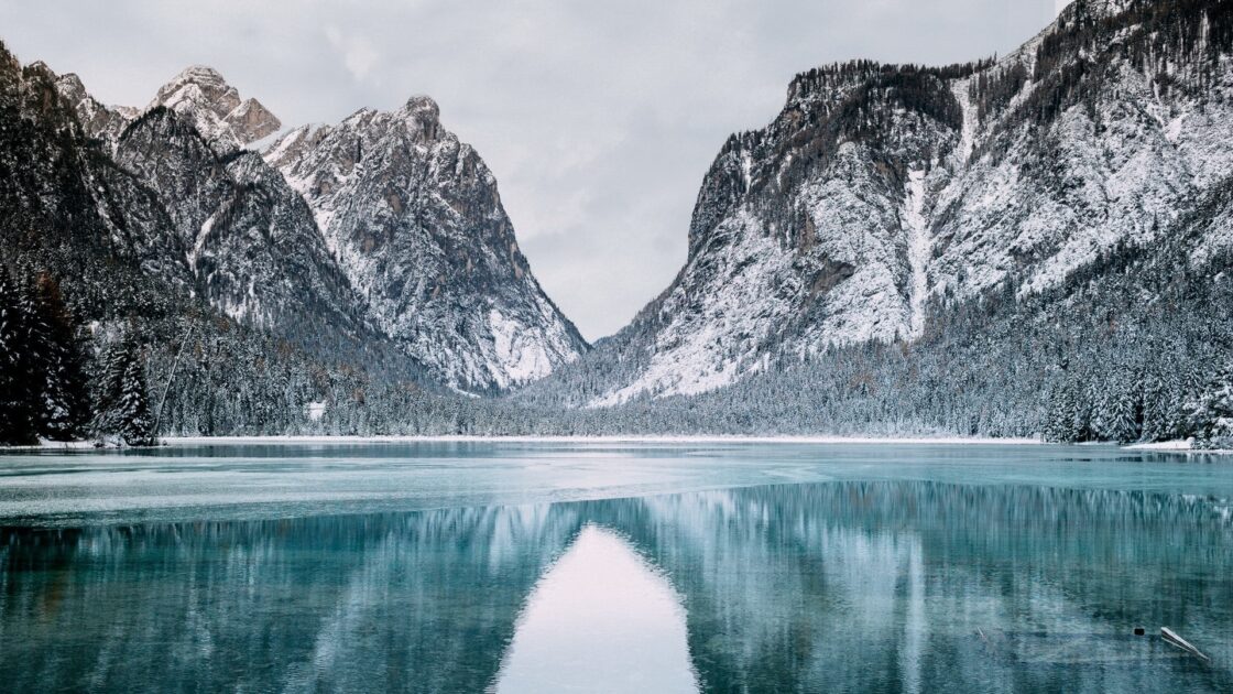 wallpaper et fond écran lac nature lake paysage landscape Italie Italy eau water montagne mountain magnifique beau beautiful hiver winter pays country voyage travel tourisme tourist picture photo photographie photography