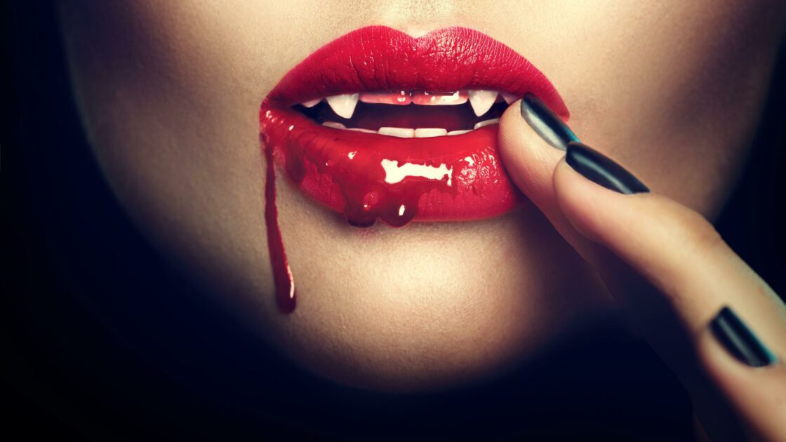 wallpaper et fond écran femme woman vampire sexy bouche portrait visage sang horreur peur halloween dents fête celebration image picture photo photographie photography