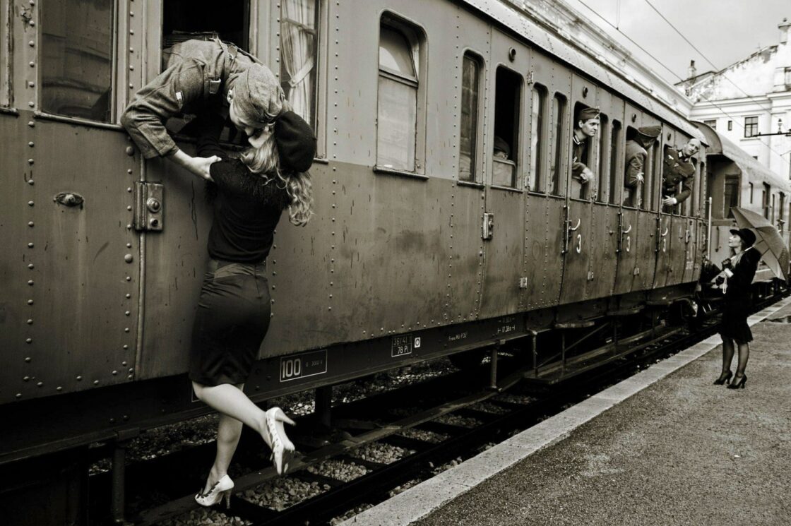 wallpaper et fond écran train Les Aurevoirs the Goodbyes amour lover love amoureux couple quai beau beautiful noir et blanc sépia black and white adieux militaire picture image photo photographie photography