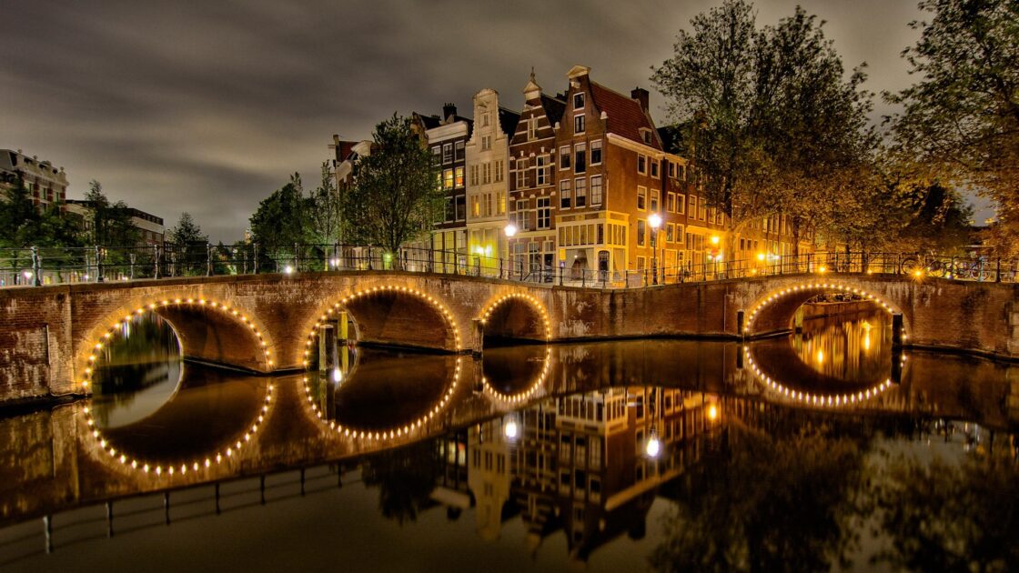 wallpaper et fond écran ville city pays country paysage nature canal de l'empereur Amsterdam beau beautiful voyage travel tourisme tourist lumière Pays Bas picture photo photographie photography Europe